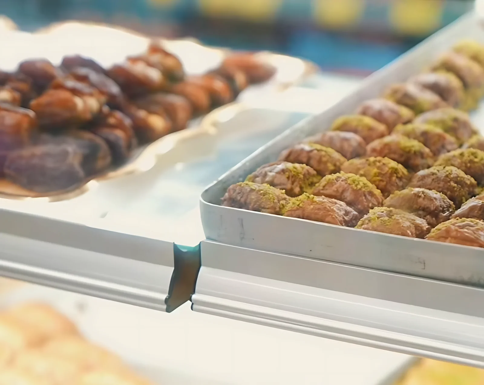 Bakken met baklava en dadels in de vitrine