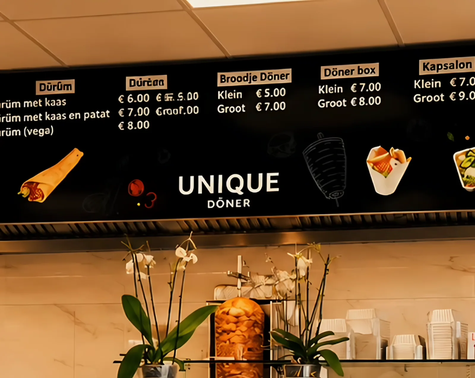 De dönertoonbank met het menubord van Unique Döner