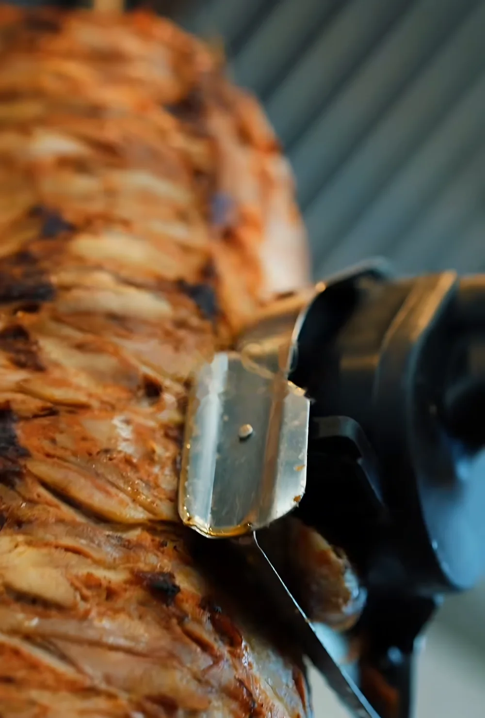 Döner wordt vers van het spit gesneden